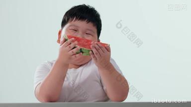 <strong>快乐</strong>的小胖男孩吃西瓜